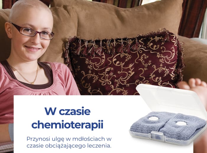 Na wymioty i nudności po chemioterapii dziewczyna zakłada opaski akupresurowe leżąc w łóżku.