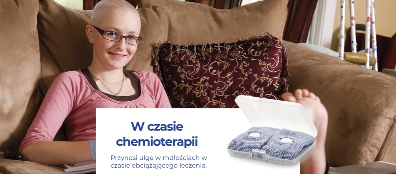 Na wymioty i nudności po chemioterapii dziewczyna zakłada opaski akupresurowe leżąc w łóżku.