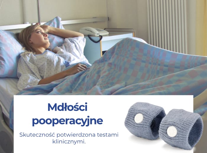 Kobieta leży w łóżku z założonymi opaskami SeaBand zmniejszając dolegliwości pooperacyjne w postaci nudności i wymiotów.