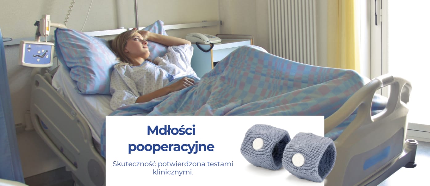 Kobieta leży w łóżku z założonymi opaskami SeaBand zmniejszając dolegliwości pooperacyjne w postaci nudności i wymiotów.